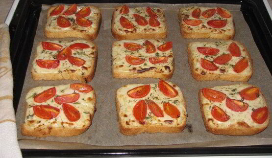 тосты с сырным соусом и помидорами черри