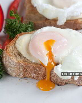 Тосты с яйцом-пашот и моцареллой