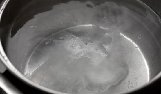 тосты с яйцом-пашот и моцареллой