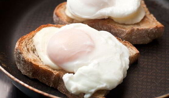 тосты с яйцом-пашот и моцареллой