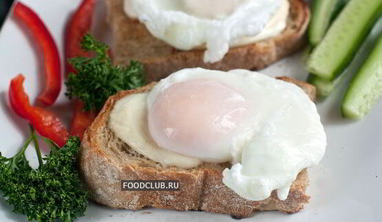 тосты с яйцом-пашот и моцареллой