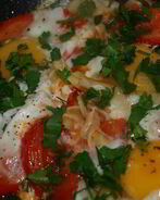 Глазунья с макаронами и помидором