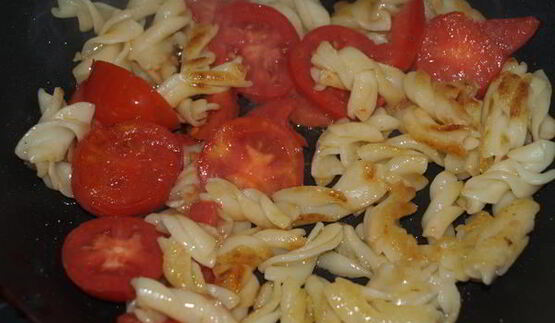 глазунья с макаронами и помидором