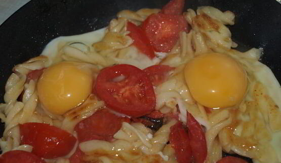 глазунья с макаронами и помидором