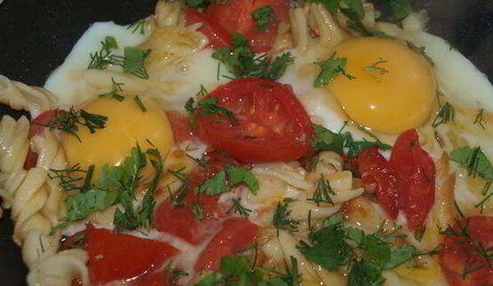 глазунья с макаронами и помидором