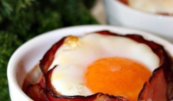 глазунья с сыром и помидорами в беконе