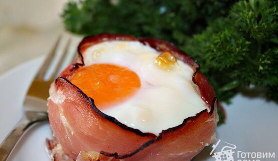 глазунья с сыром и помидорами в беконе