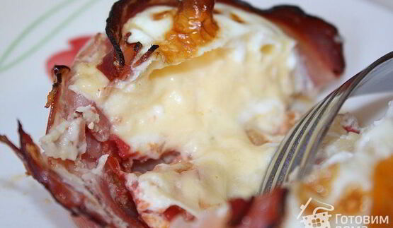 глазунья с сыром и помидорами в беконе