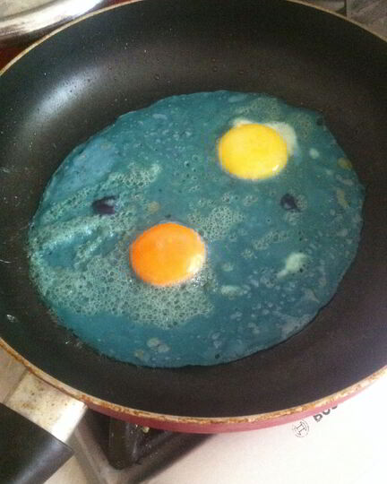 Рецепт голубой яичницы