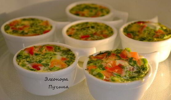 куриная грудка и яичница в кокотнице