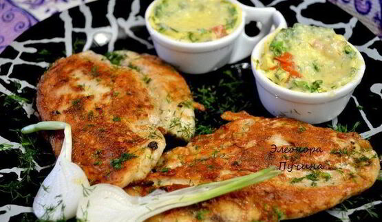 куриная грудка и яичница в кокотнице