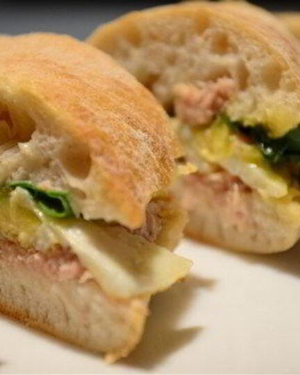 Рецепт сэндвича с тунцом и яичницей