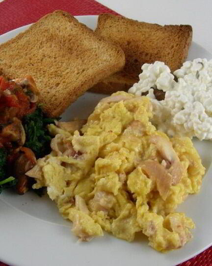 Рецепт яичницы-болтуньи с копченой форелью