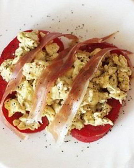 Рецепт яичницы-болтуньи с прошутто и песто