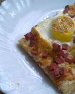 Яичница на слоеном тесте