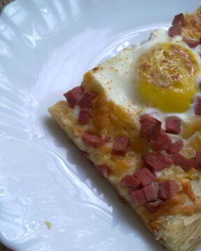 Яичница на слоеном тесте