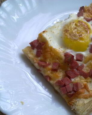Яичница на слоеном тесте