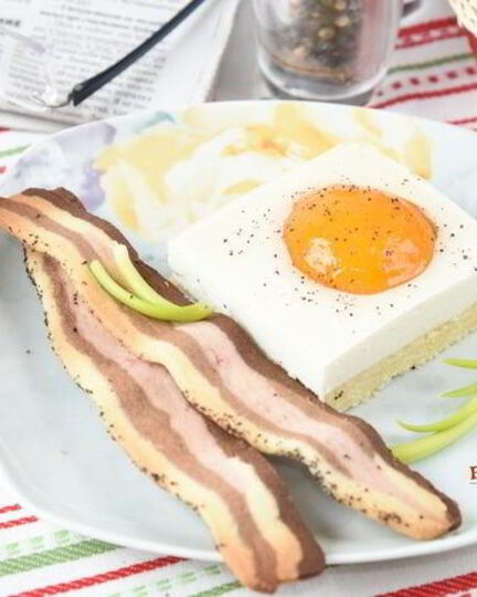 Рецепт яичницы с беконом на десерт