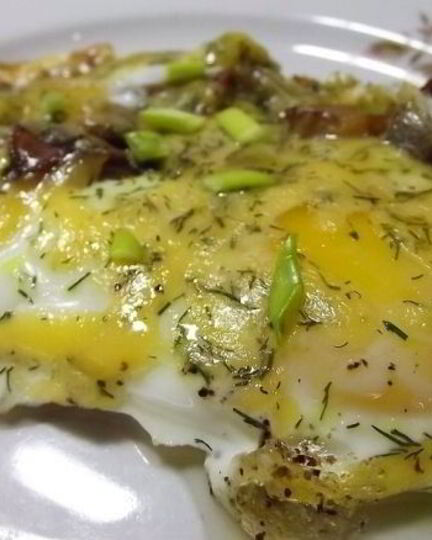 Рецепт яичницы с грибами и сыром