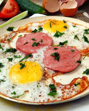 Яичница с колбасой