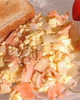 Яичница с копченым лососем и лимонным кремом