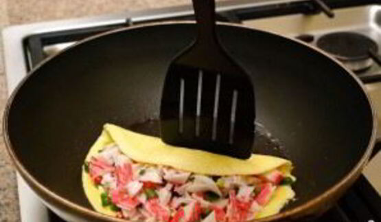 яичница с крабовыми палочками