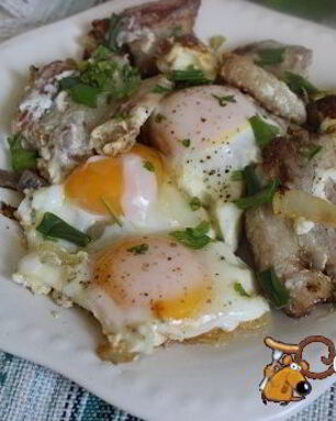 Яичница с луком и грудинкой
