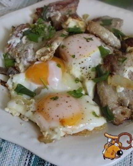 Рецепт яичницы с луком и грудинкой