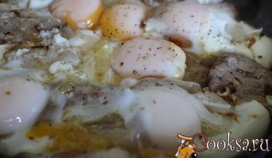 яичница с луком и грудинкой