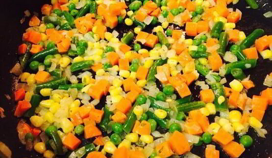 яичница с овощами и капустой кале