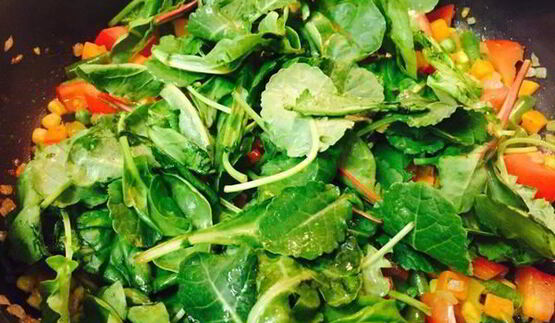 яичница с овощами и капустой кале