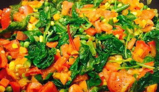 яичница с овощами и капустой кале