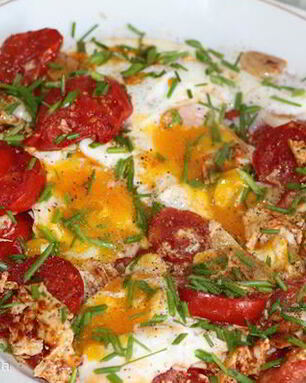 Яичница с помидорами и чесноком