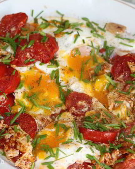 Рецепт яичницы с помидорами и чесноком