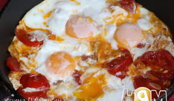 яичница с помидорами и чесноком