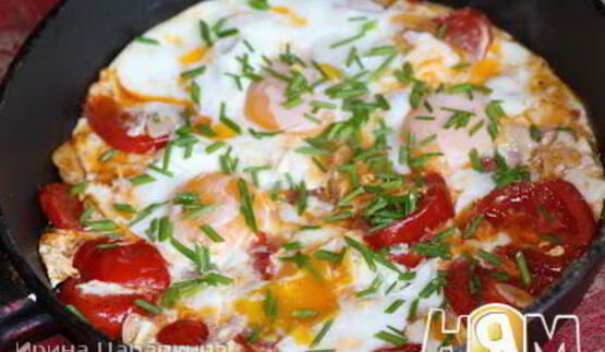 яичница с помидорами и чесноком