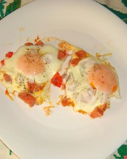 Рецепт яичницы с помидорами и колбасоя