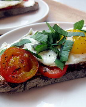 Яичница с помидорами и сыром