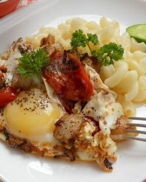 Яичница с салом и помидорами