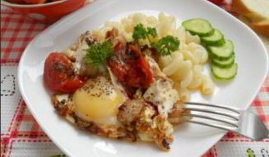 яичница с салом и помидорами