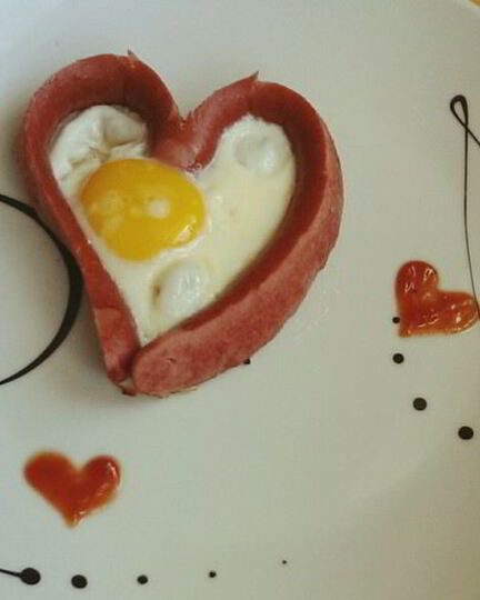 Рецепт яичницы с сосиской в виде сердца