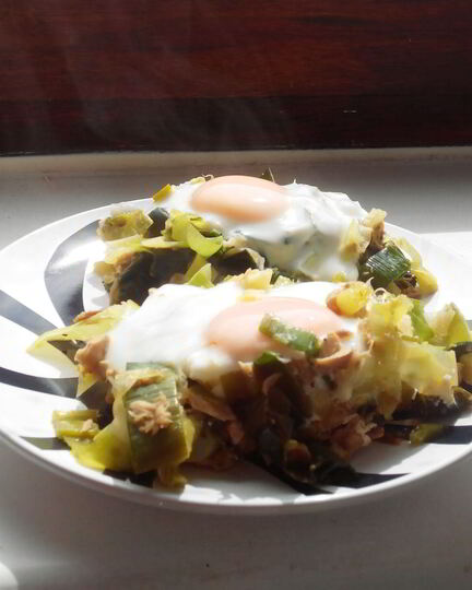 Рецепт яичницы с тунцом и луком пореем