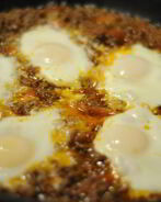 Яичница с тушенкой