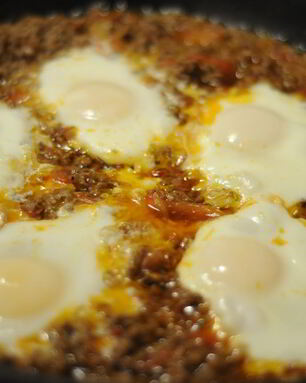 Яичница с тушенкой