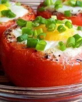 Яичница с зеленью в помидорах