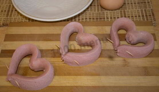 яичница сердечком с сосиской