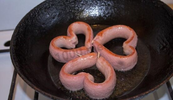 яичница сердечком с сосиской
