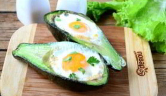 яичница в авокадо