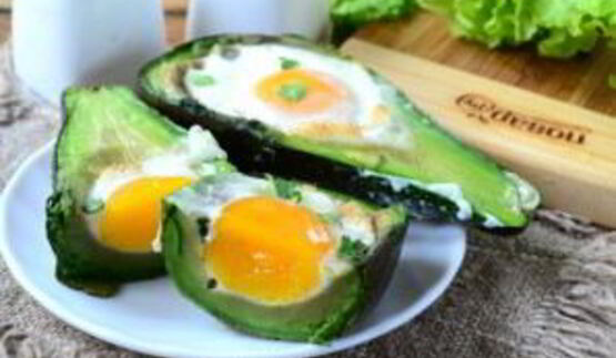 яичница в авокадо