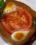 Яичница в хлебе с помидорами